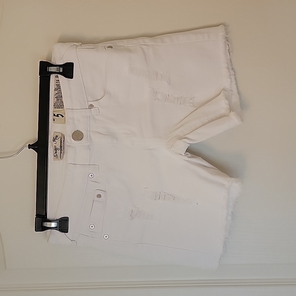 Indigo Rein Size 5 Mid Rise Raw Hem White Denim Shorts. EUC